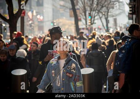 La foule des consommateurs et aux touristes d'encrasser les trottoirs sur la Cinquième Avenue à Manhattan à New York avant l'action de grâce le Mardi, Novembre 26, 2019. (© Richard B. Levine) Banque D'Images