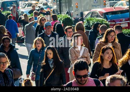 La foule des consommateurs et aux touristes d'encrasser les trottoirs sur la Cinquième Avenue à Manhattan à New York avant l'action de grâce le Mardi, Novembre 26, 2019. (© Richard B. Levine) Banque D'Images