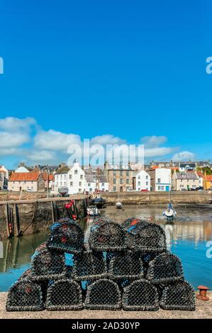 Front de mer de la station balnéaire pittoresque village de St Monans dans l'East Neuk de Fife, en Écosse, vu à travers le port. Banque D'Images
