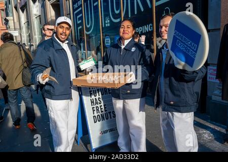 Les travailleurs hors de la fenêtre pop-up de promouvoir la société de carte de crédit pour les petites entreprises, samedi, à Soho, à New York, le samedi, Novembre 30, 2019. (© Richard B. Levine) Banque D'Images