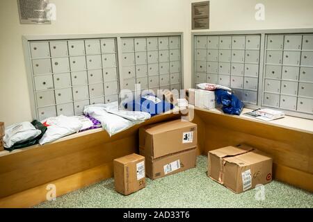 Les largesses de magasinage en ligne est éparpillés à travers la zone de boîte aux lettres dans un immeuble d'appartements à New York, le samedi, Novembre 30, 2019. (© Richard B. Levine) Banque D'Images