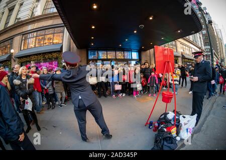 Les préposés à l'Armée du Salut et solliciter des dons en dehors de la Macy's Herald Square flagship store à New York le jour après Thanksgiving, le Black Friday, November 29, 2019. Cette année de grâce est tombé sur la dernière date possible de donner les détaillants désespérée une semaine de moins d'achats de Noël. (© Richard B. Levine) Banque D'Images