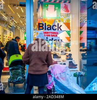 Shoppers descendent sur Herald Square à New York le jour de Thanksgiving, jeudi 28 novembre, 2019. De nombreux magasins ouverts sur la maison de vacances pour accueillir les chineurs. (© Richard B. Levine) Banque D'Images