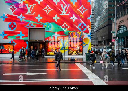 Le Louis Vuitton store sur la Cinquième Avenue à New York, vu le Dimanche, Décembre 1, 2019. décoré pour la saison de vacances. (© Richard B. Levine) Banque D'Images