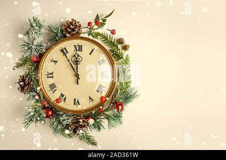 Douze heures, comme le Nouvel An. Réveil vintage Gold dans un décor de Noël sur un fond blanc. Copy space Banque D'Images