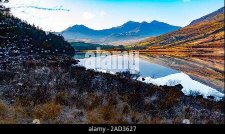 Llyn (LAC) Mymbyr Mont Snowdon, avec en arrière-plan. Capel Curig, Conwy, Snowdonia, Nord du Pays de Galles. Image prise en novembre 2019. Banque D'Images