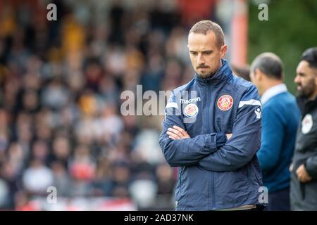 Mark Sampson, pas de côté pendant tout en jeu de manager du Club de Football de Stevenage Banque D'Images