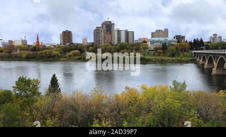 Une vue de Saskatoon, Canada cityscape sur la rivière Banque D'Images