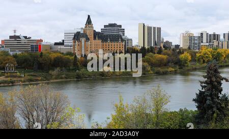 Une vue de Saskatoon, Canada skyline sur la rivière Banque D'Images