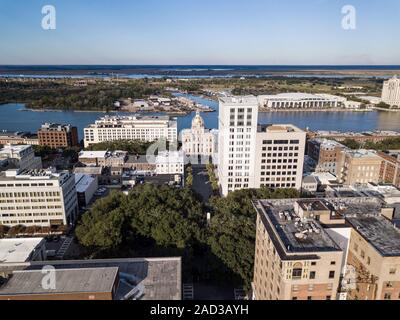 Vue aérienne du centre-ville de Savannah, en Géorgie avec l'hôtel de ville au centre. Banque D'Images