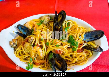 Spaghetti allo scoglio, spaghetti aux fruits de mer, Naples, Italie Banque D'Images