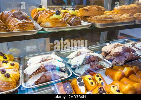 Baba, cannoli et autres pâtisseries, Via dei Tribunali, Naples, Italie Banque D'Images