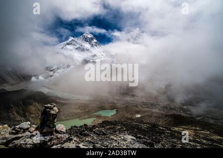 Vue panoramique de Mt. Everest, Mt. Nuptse et glacier Khumbu depuis le sommet du Kala Patthar, nuages de mousson rising up Banque D'Images