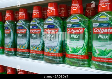 Tioumen, Russia-August 27, 2019 : Colgate, une marque de produits d'hygiène buccale, tels que les dentifrices, brosses à dents, bains de bouche et fil dentaire produit par Banque D'Images