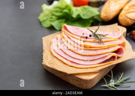 Close up pour les sandwichs de viande fraîche hum, sombre avec des légumes sur l'arrière-plan. Banque D'Images