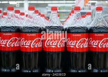 Tioumen, Russia-August 27, 2019 : les bouteilles en plastique de Coca-Cola sur l'affichage sur le coca-cola pendant. Coca-cola est en tête des boissons soda manufactur Banque D'Images