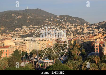 Belle, grande roue et illuminations de Noël au crépuscule Banque D'Images