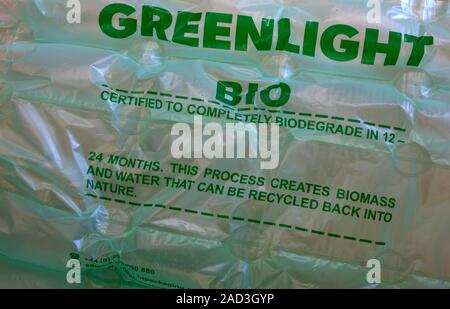 Emballage en plastique biodégradable Greenlight qui se biodégrade complètement à la biomasse et de l'eau dans les 24 mois UK Banque D'Images