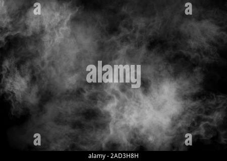 La fumée blanche isolé sur fond noir Banque D'Images