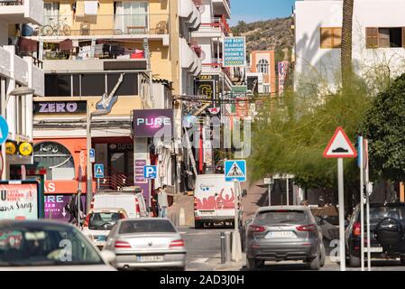 Sant Antoni de Portmany, Ibiza, Espagne : 8 NOV 2019 : journée ensoleillée dans le port de Sant Antoni de Portmany, Ibiza, Espagne. Banque D'Images