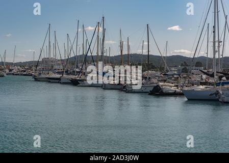 Sant Antoni de Portmany, Ibiza, Espagne : 8 NOV 2019 : journée ensoleillée dans le port de Sant Antoni de Portmany, Ibiza, Espagne. Banque D'Images