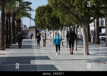 Sant Antoni de Portmany, Ibiza, Espagne : 8 NOV 2019 : journée ensoleillée dans le port de Sant Antoni de Portmany, Ibiza, Espagne. Banque D'Images