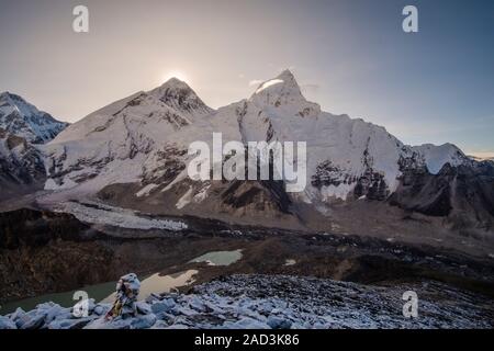 Les sommets du Mt. Everest et Mt. Au-dessus du glacier de Khumbu Nuptse au lever du soleil, vu du haut de Kala Patthar Banque D'Images