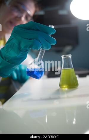 Technicien de laboratoire réalise des expériences chimiques Banque D'Images