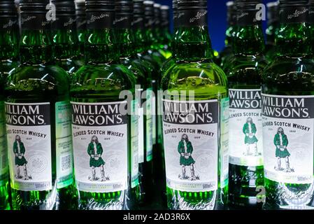 Tioumen, Russie - le 27 août 2019 : Bouteille verre William lawsons vente de whisky dans les magasins hypermarché Metro Banque D'Images