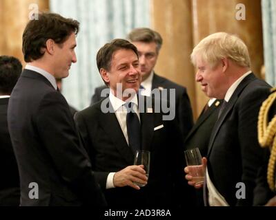 Premier ministre Boris Johnson (à droite) s'entretient avec le premier ministre du Canada, Justin Trudeau (à gauche) et le Premier ministre italien Giuseppe Conte, au cours d'une réception à Buckingham Palace, Londres, comme les dirigeants de l'Otan à l'occasion de participer aux 70 ans de l'alliance. Banque D'Images