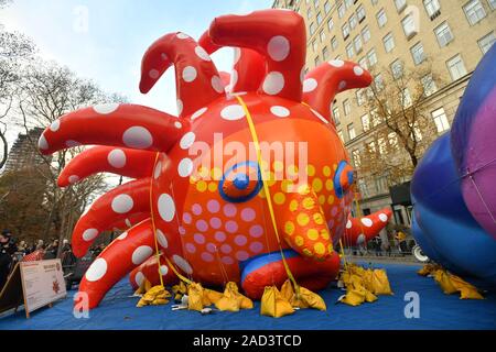 Yayoi Kusama- Amour vole jusqu'à la Sky balloon- La Macy's Thanksgiving Day Parade ballons sont gonflés à l'avant du public sur l'Upper West Side Banque D'Images