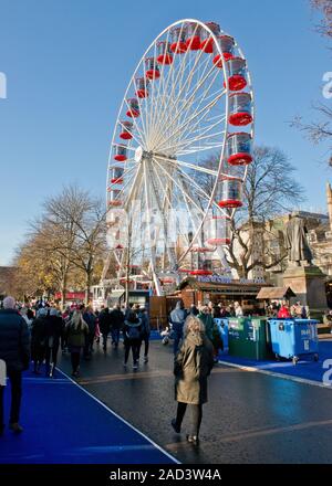 Marché de Noël la foule près de la grande roue (roue avant 1). Marché de Noël d'Édimbourg. L'Ecosse Banque D'Images