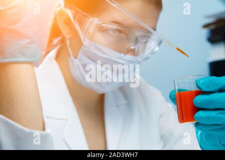 Girl in lab coat , lunettes , Banque D'Images
