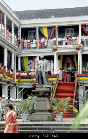 L'Hôtel du Gouvernement à Port Louis, à Maurice. Bienvenue à attendre la foule l'arrivée de TRH Duc et Duchesse de York au cours de leur tournée royale 1987. Banque D'Images