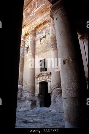 Les agents de la police touristique de bédouins d'assurer la sécurité dans la ville antique de Pétra, en Jordanie. Photographiés avec leurs chameaux, dans l'attente de l'arrivée d'H Banque D'Images