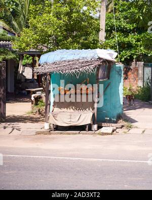 Étal de fruits sur le bord de la route en Mirissa Banque D'Images