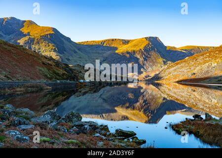 Lac Ogwen, près de Bethesda, Gwynedd, Snowdonia, Nord du Pays de Galles. Image prise en novembre 2019. Banque D'Images