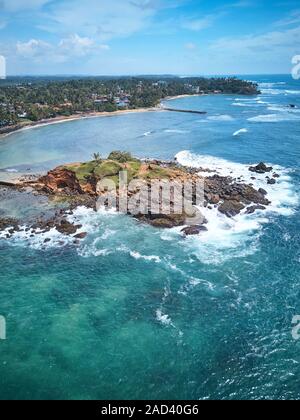 Vue aérienne de la plage de Mirissa et la ville au Sri Lanka Banque D'Images