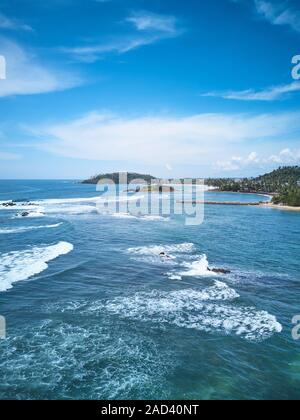 Vue aérienne de la plage de Mirissa et la ville au Sri Lanka Banque D'Images