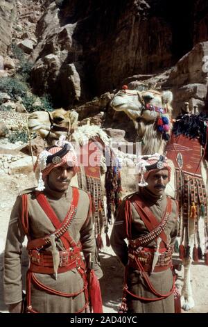 Les agents de la police touristique de bédouins d'assurer la sécurité dans la ville antique de Pétra, en Jordanie. Photographiés avec leurs chameaux, dans l'attente de l'arrivée d'H Banque D'Images