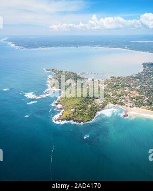 Vue aérienne de la plage de Mirissa et la ville au Sri Lanka Banque D'Images