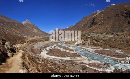 Sentier de randonnée à la suite de la Bhote Kosi, une rivière dans le parc national de l'Everest, au Népal. Banque D'Images