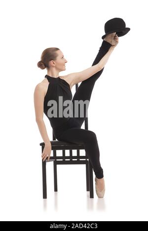 Jeune et Jolie ballerine assis sur la chaise. Isolé Banque D'Images