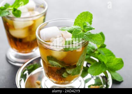 Cocktail Mint Julep avec bourbon, la glace et la menthe en verre sur fond noir Banque D'Images