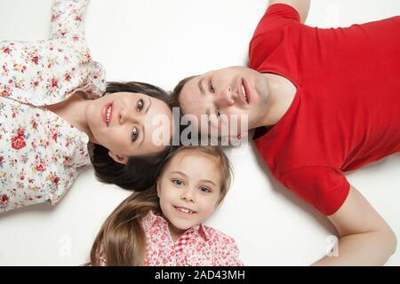 High angle portrait of happy family lying Banque D'Images