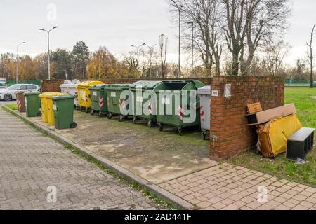 Milan, Italie - 02 décembre 2019 : les bacs de collecte sélective des déchets Banque D'Images