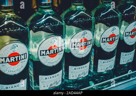 Tioumen, Russia-August 27, 2019 : Vermouth Martini Bianco sur les étagères de l'hypermarché Metro vente de boissons alcoolisées Banque D'Images