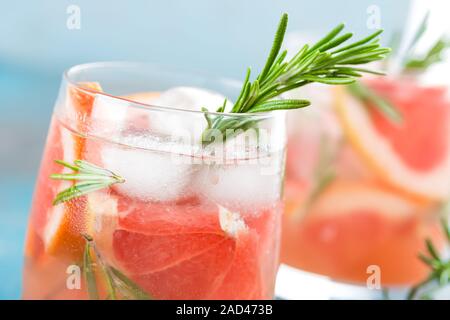 Le pamplemousse et le romarin gin Cocktail, boisson rafraîchissante avec de la glace Banque D'Images