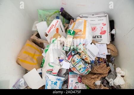 Milan, Italie - 02 décembre 2019 : la collecte sélective des déchets, les bacs à ordures big white papier plein d'ordures Banque D'Images