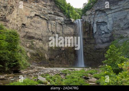 Belle cascade à Taughannock Falls State Park près de Finger Lakes Ithaca, NY, USA, Banque D'Images